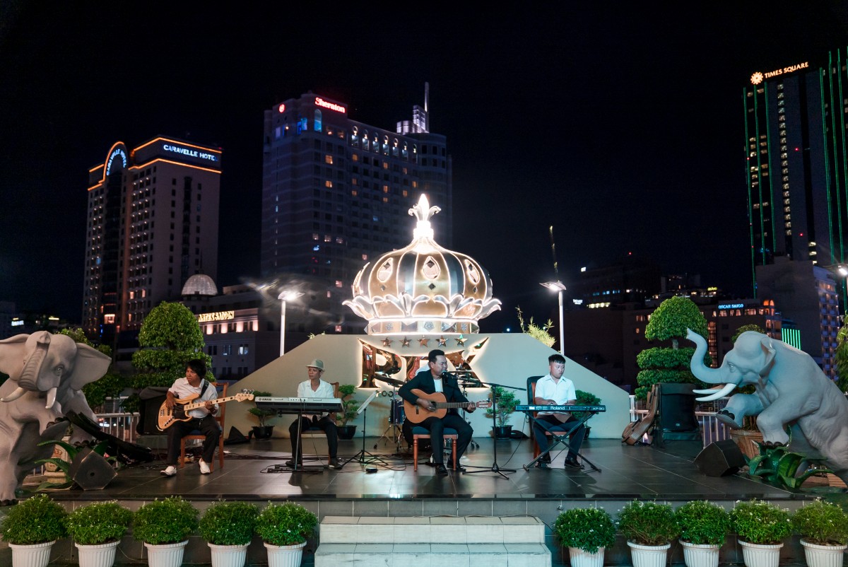 ROOFTOP GARDEN BAR